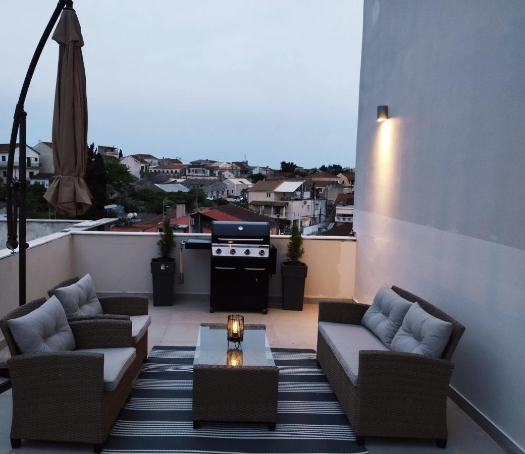 Ina'S Apartments Лефкими Екстериор снимка